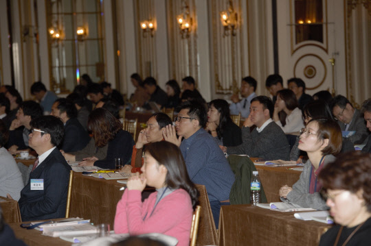 디지털타임스와 과학기술정보통신부 주최로 지난해 11월 15일 서울 논현동 임피리얼 펠리스 호텔에서 열린 '2017 바이오 융합테크 콘퍼런스'에서 참석자들이 발표를 경청하고 있다. 디지털타임스 DB